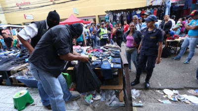 Alrededor de 30 inspectores y policías realizaron un recorrido por el mercado Quinta Avenida de Comayagüela en búsqueda de pólvora.