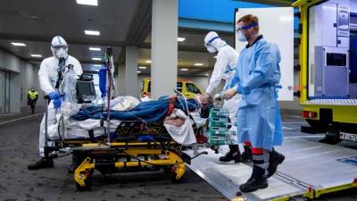 This handout photo made available by the German Bundeswehr armed forces shows medical staff transporting a French patient infected with the novel coronavirus from an ambulance car to the intensive care ward of the Bundeswehrkrankenhaus hospital of the German armed forces Bundeswehr in Ulm, southwestern Germany, after the patient was flown in from France to get medical treatment, on March 29, 2020. (Photo by Bjoern HOSSFELD / BUNDESWEHR / AFP) / RESTRICTED TO EDITORIAL USE - MANDATORY CREDIT 'AFP PHOTO / Bundeswehr / Björn Hoßfeld - NO MARKETING NO ADVERTISING CAMPAIGNS - DISTRIBUTED AS A SERVICE TO CLIENTS