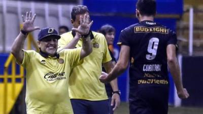 Diego Maradona celebrando un gol con su delantero Jorge Cordoba. Foto AFP