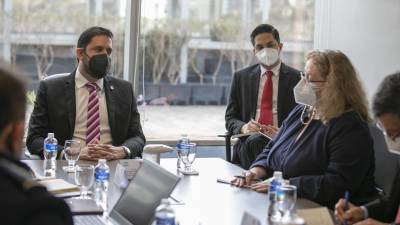 El ministro de defensa de Honduras reunido con la encargada de negocios de la Embajada de Estados Unidos en Honduras.