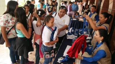 Los escolares reclamaron sus uniformes y credenciales.