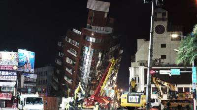 El Gobierno de Taiwán inició con la remoción de escombros luego de que varios edificios quedaran inclinados tras el potente sismo.
