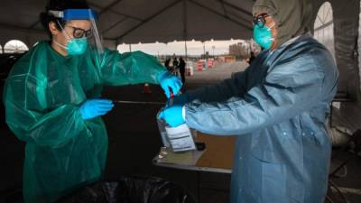 Personal médico se protege del coronavirus con un traje especial en Nueva York. Foto: AFP