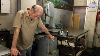 Un carnicero espera el camión de distribución de carne de res para suplir su negocio en Caracas (Venezuela). EFE