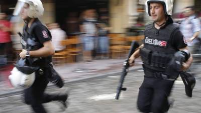 El policía sucumbió a las heridas tras ser evacuado en una ambulancia.