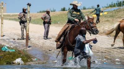 Agentes de la Patrulla Fronteriza a caballo persiguieron a los migrantes haitianos para obligarlos a retroceder a México./AFP.