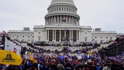 Los manifestantes partidarios del entonces presidente Donald Trump asaltan los terrenos del Capitolio de los Estados Unidos, en Washington, DC, Estados Unidos, el 6 de enero de 2021. Foto: EFE