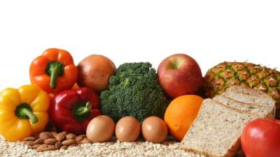 Consuma alimentos ricos en fibra, ayudará a mantenerse saludable y es usada para bajar de peso.