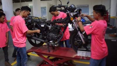 Superación. En la Escuela Taller de Comayagua aprenden carreras técnicas.