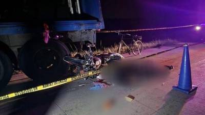 La rastra estaba estacionada a un lado de la carretera.