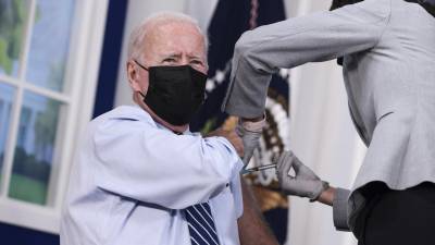 Biden animó a los estadounidenses a vacunarse para poner fin a la pandemia del coronavirus.