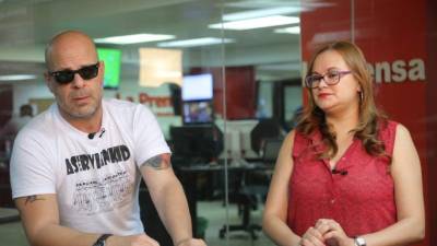 Pablo Perillo junto a la periodista Viki Pérez en Sala de Redacción de LA PRENSA.