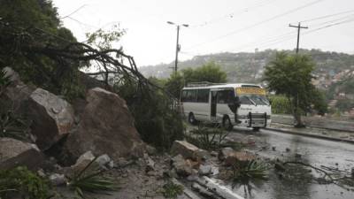 Varios vehículos se quedaron varados a raíz de la fuerte tormenta que azotó ayerla capital.