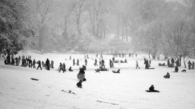 El frente frío que azota el sur de Estados Unidos deja ya al menos 10 personas muertas, y ha marcado récords en temperaturas informaron este jueves medios locales.