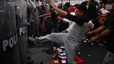 Los enfrentamientos entre manifestantes y policías en las violelntas protestas contra el Gobierno dejan decenas de muertos en Perú.