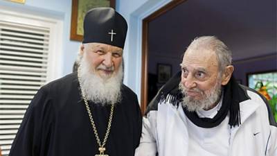 Fidel Castro con el líder de la iglesia Ortodoxa de Rusia, el Patriarca Kirill. Foto: AFP/Alex Castro