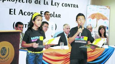 Durante la sesión de ayer, un grupo de niños demostró cómo ocurre el acoso escolar.