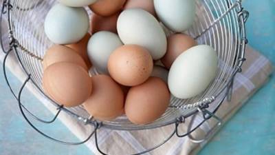 El huevo tiene varios nutrimentos como vitamina D, vitamina B12, ácido fólico y selenio