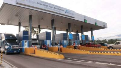 Las filas de vehículos no se hicieron esperar por el cobro del peaje.