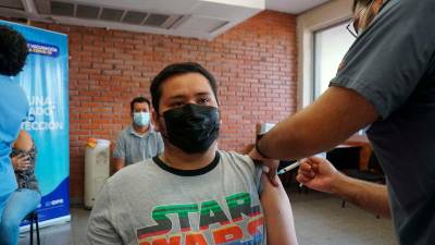 Inmunización. Un sampedrano es vacunado contra el covid-19 en la Universidad Católica. foto: José Cantarero