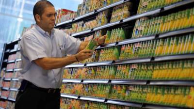 Guevara verifica cada detalle previo a la apertura del nuevo Supermercado La Antorcha.