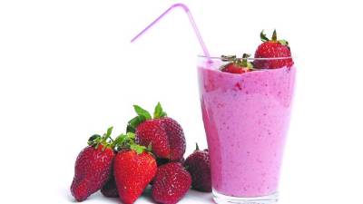 Un licuado de leche con fruta y avena le dará un aporte importante de nutrientes.