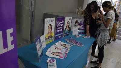 Los centros universitarios han iniciado campañas para prevenir el acoso sexual en sus recintos.