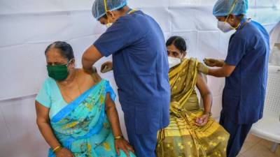 India realiza su campaña de inmunización con la Covidshield, fabricada en ese país con colaboración de AstraZeneca./AFP.