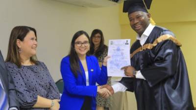 Osman Chávez recibiendo su título de Bachillerato por madurez.