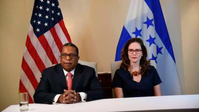 El secretario adjunto de Estado, Brian A. Nichols, y Mileydi Guilarte, subadministradora de Usaid para América Latina y el Caribe, durante la conferencia con medios de comunicación.