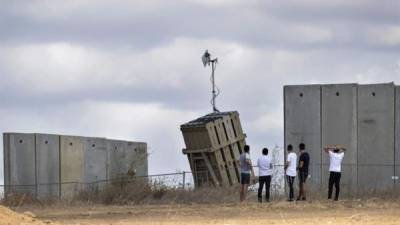 Un grupo de israelíes observa el sistema antimisiles de la Fuerza Aérea israelí en las afueras de Sderot, en el sur de Israel. EFE