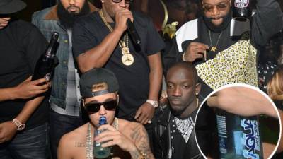 El artista aparece con una botella de agua, sin embargo pareciera que estuviera bebiendo otra cosa.