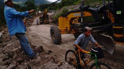 La falla geológica en la comunidad de El Ajagual, jurisdicción de Cucuyagua, Copán, mantiene paralizado el paso de vehículos por la carretera de occidente.