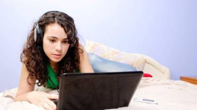 En Internet hay muchos cursos gratis en línea para que aprenda a hablar inglés.