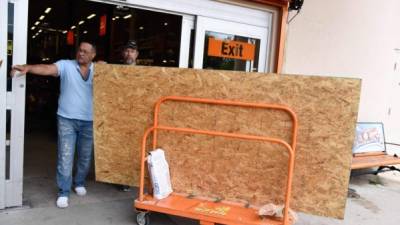 Los floridanos se preparan con tablones de madera para cubrir sus ventanas y puertas ante la inminente llegada del huracán Dorian./AFP.