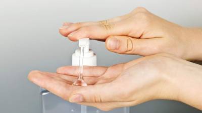 El gel antibacterial se debe usar únicamente cuando no se puede lavarse las manos con agua y jabón.