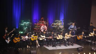 El emsamble de guitarras cautivó a todos los presentes con la melodía “Just the two of us”.