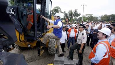 El presidente Juan Orlando Hernández se subió a la maquinaria que trabajará en las obras. Fotos: Yoseph Amaya.