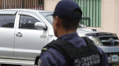 Con varias perforaciones resultó el vehículo del comisario Carlos Mauricio Leiva tras el atentado que sufrió frente a su casa.