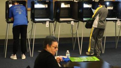 Electores en un centro de votación en Florida./AFP.