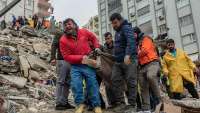 Voluntarios y rescatistas continúan recuperando cuerpos de víctimas de entre los escombros de los edificios derrumbados.