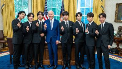 La banda coreana BTS posa con el presidente de Estados Unidos, Joe Biden.