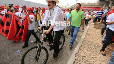 Manuel Zelaya Rosales consiguió llamar la atención nuevamente al participar de las movilizaciones en bicicleta.