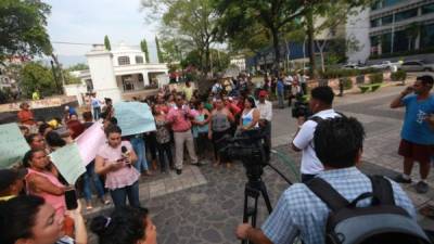 Madres y esposas protestando para que les permitan ver a sus hijos o maridos recluidos en 'El Pozo'.