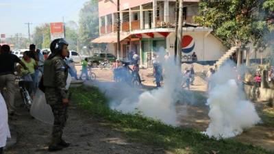 Los policías antimotines lanzaron bombas lacrimógenas a los manifestantes.