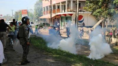 Los policías antimotines lanzaron bombas lacrimógenas a los manifestantes.
