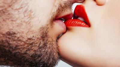 La enfermedad del beso se transmite a través de la saliva, tenga mucho ciudado.