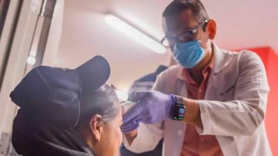 Fotografía de archivo de un médico revisando a un paciente debido a la alerta mundial sanitaria del virus Covid19. EFE/Francisco Guasco/Archivo