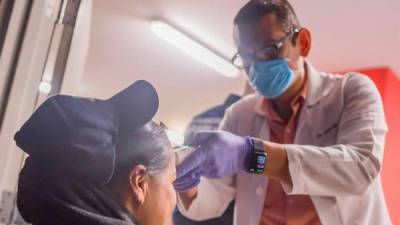 Fotografía de archivo de un médico revisando a un paciente debido a la alerta mundial sanitaria del virus Covid19. EFE/Francisco Guasco/Archivo