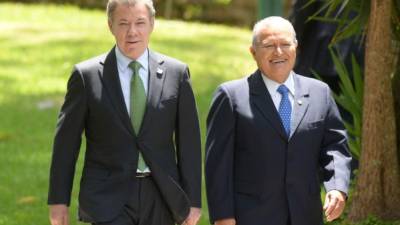 La visita de Santos (izq., junto al presidente Salvador Sánchez Cerén) a El Salvador representa el punto medio de la gira del mandatario colombiano por el Triángulo Norte de Centroamérica.